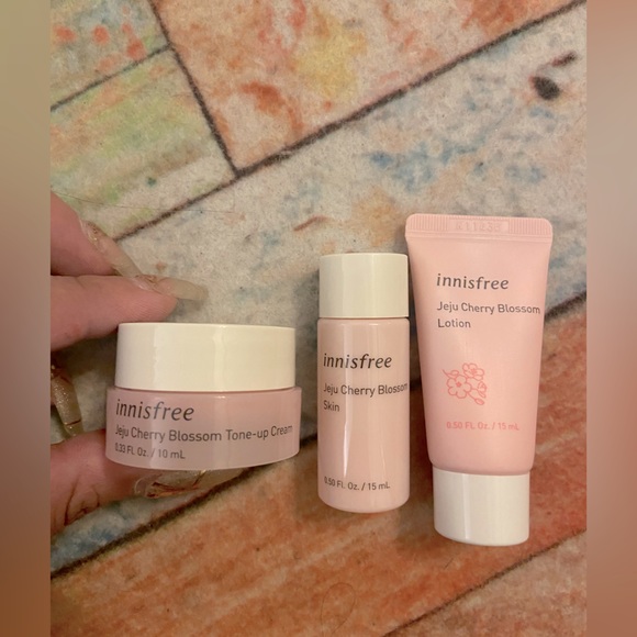 Innisfree Jeju Cherry Blossom Trio Trial Kit/Serum+Lotion+Cream/Brand New - Picture 2 of 3